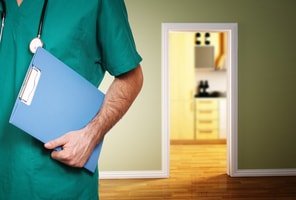 Лечим похмелье на дому Врач клиники Похмельная служба с папкой в руке