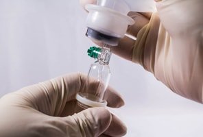 Выводим из запоя Капельница в руках медсестры клиники Похмельная служба